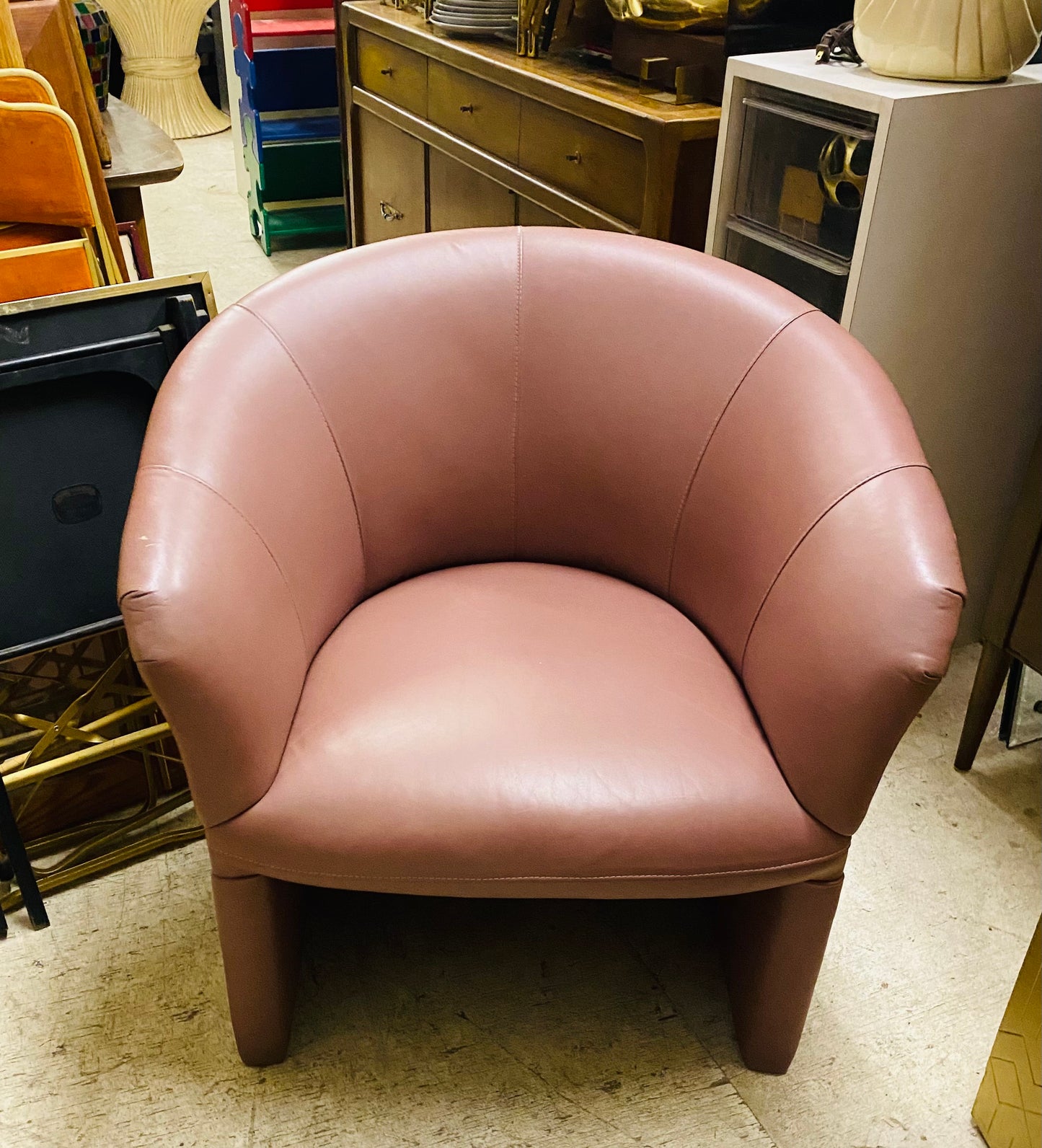 Pink Leather Shell Shaped Carson’s Chair