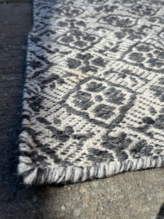 Safavieh Flat Weave Kilim Ivory and Charcoal - 5x8’