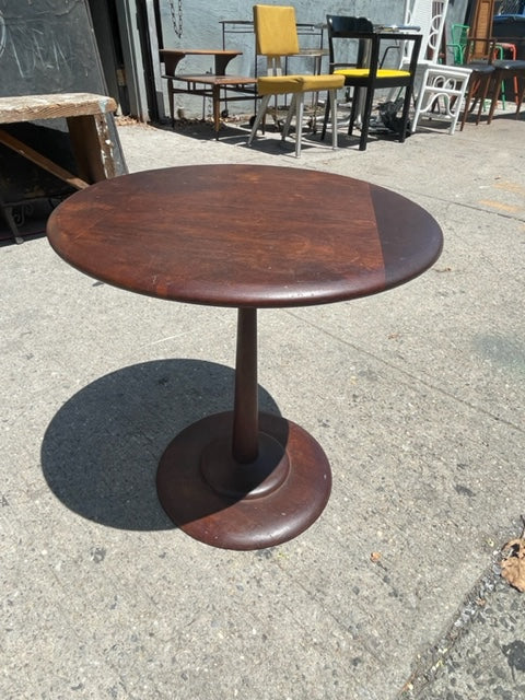 American Mid-Century Modern Small Walnut End Cocktail Table